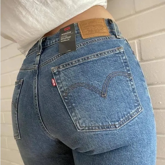 Levi’s Premium Big E Button Fly Wedgie Raw Hem Light Wash Jeans Size 28 - Picture 3 of 13